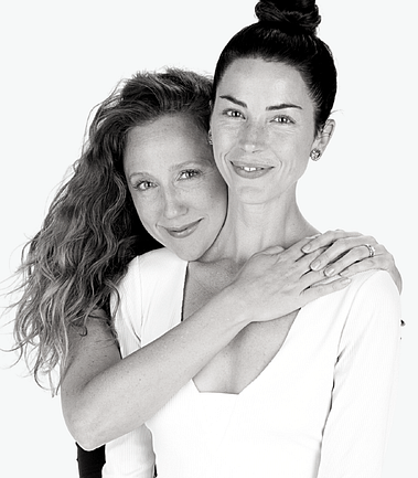 elizabeth-winheld_myka-mclaughlin_-black-white-hug_WINC crop